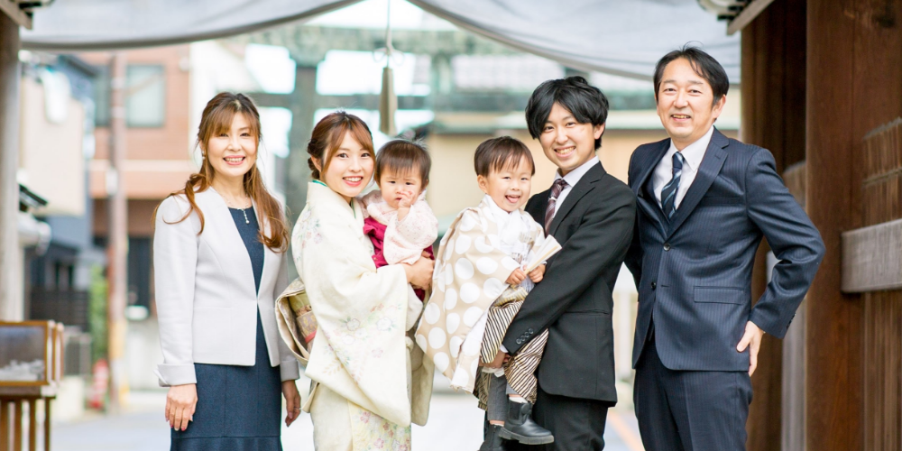 春日神社の前で撮影した記念日での家族写真